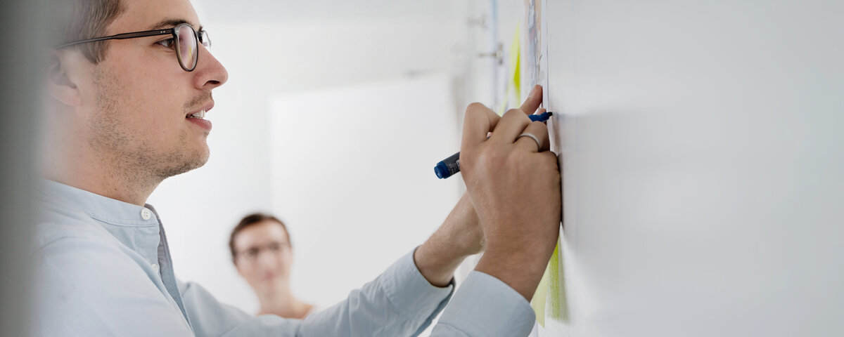 Mitarbeiter vor Whiteboard