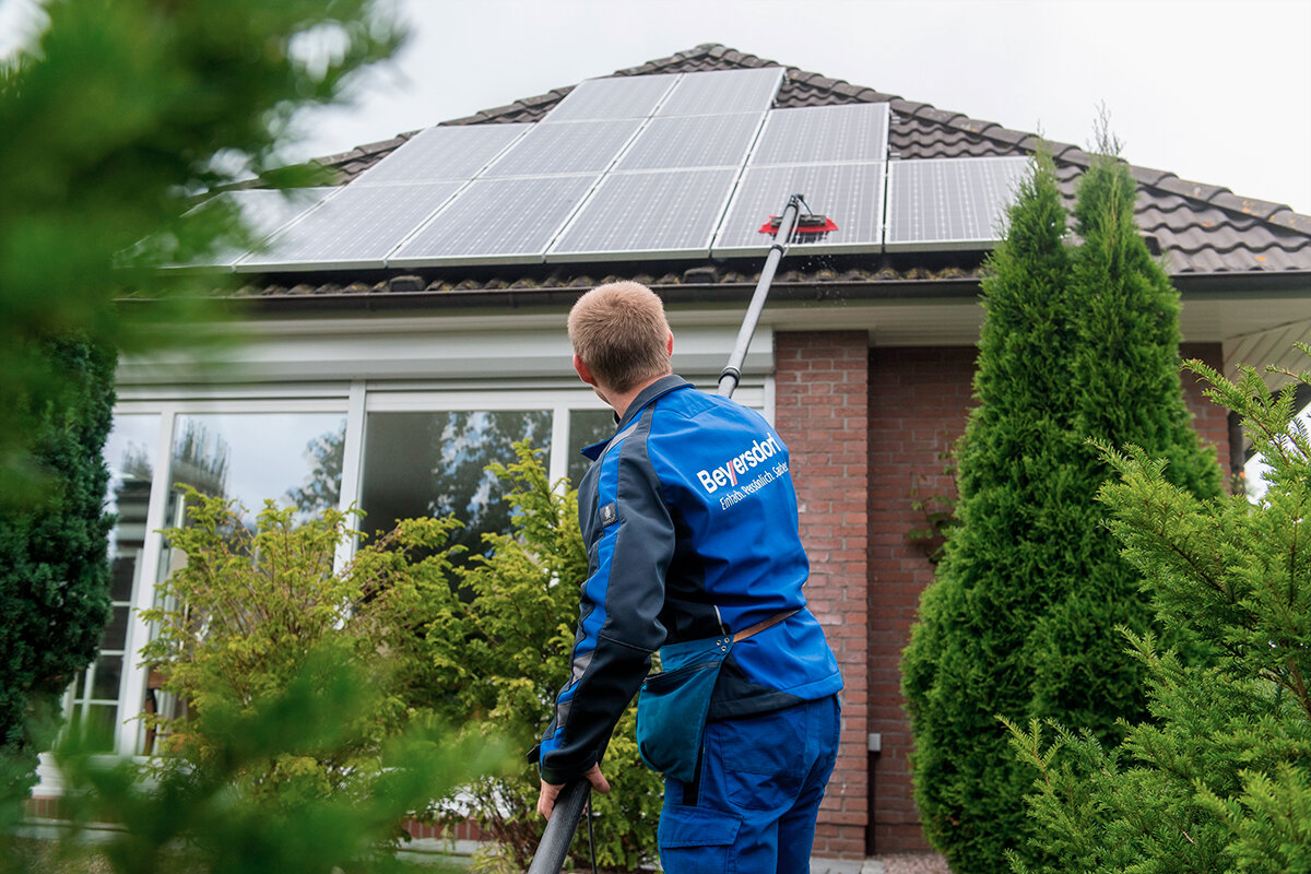 Reinigung einer Photovoltaikanlage auf dem Dach eines Einfamilienhauses