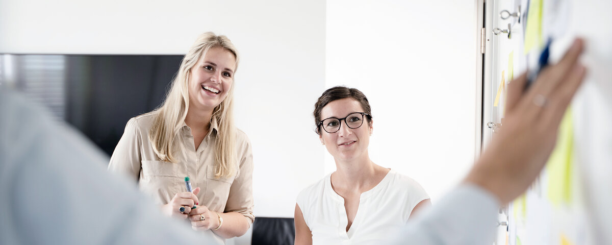 Mitarbeiter vor Whiteboard