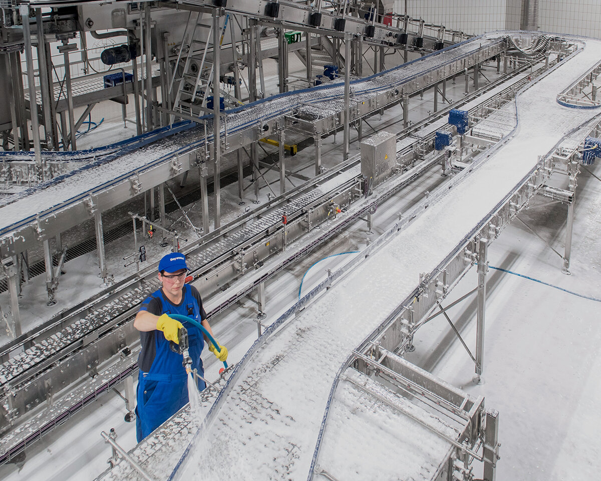 Cleaning of a factory by a Beyersdorf employee